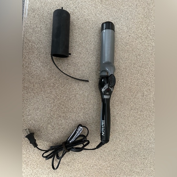 REVLON Perfect Heat 1 1/4” Curling Iron Model RV1R1081CP3 - Picture 2 of 4